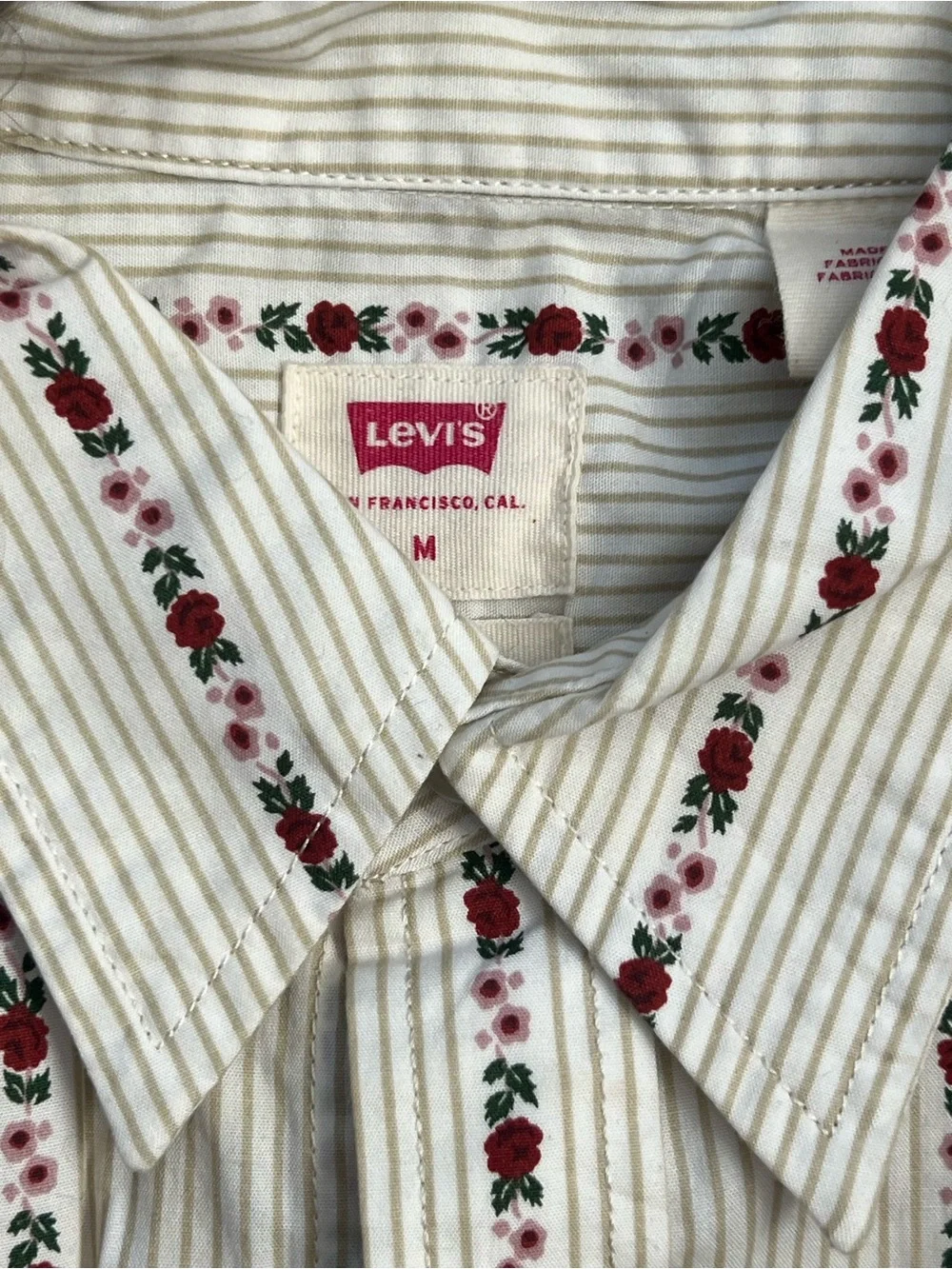 Levi's White Button-Down Shirt with Red Stripe Detail. J17